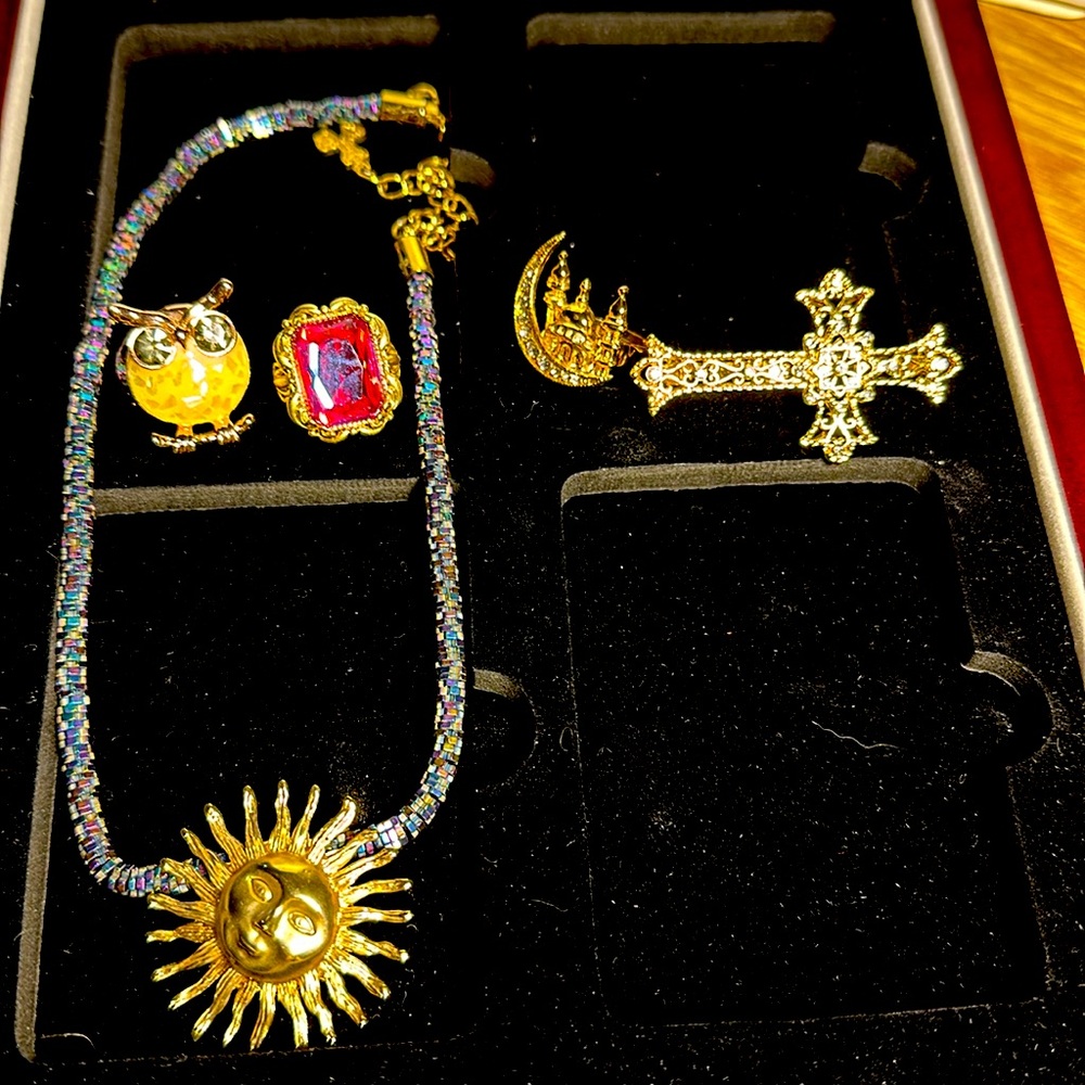 5 pieces of gilded gold jewelry